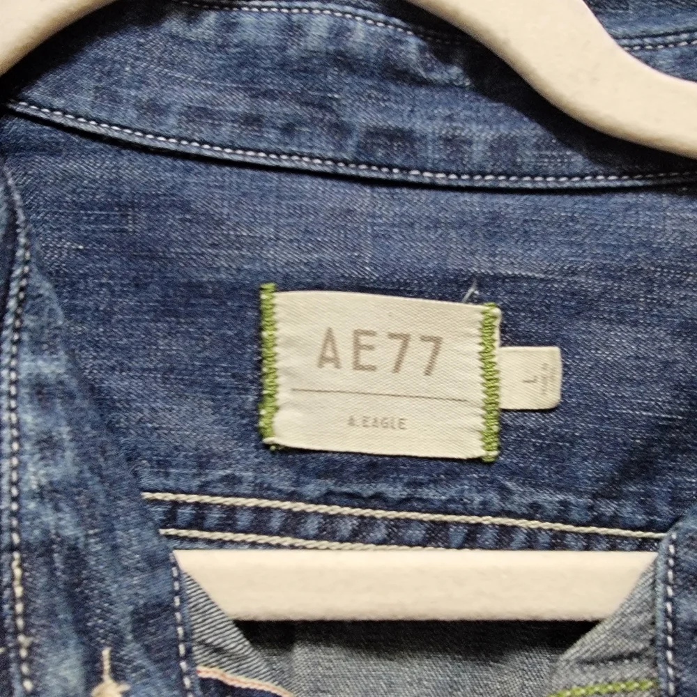 American Eagle AE77 Premium Lightweight Denim Button Down Shirt Large NWT! - Picture 5 of 8